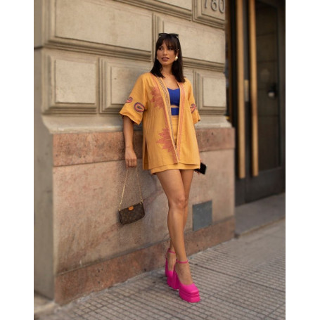 Kimono Bege com Bordados Coloridos Tamanho M