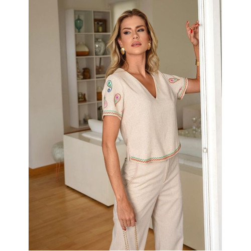 Delicadeza em Destaque: Blusa Manga Bordada Natural, Tamanho M - Elegância Floral